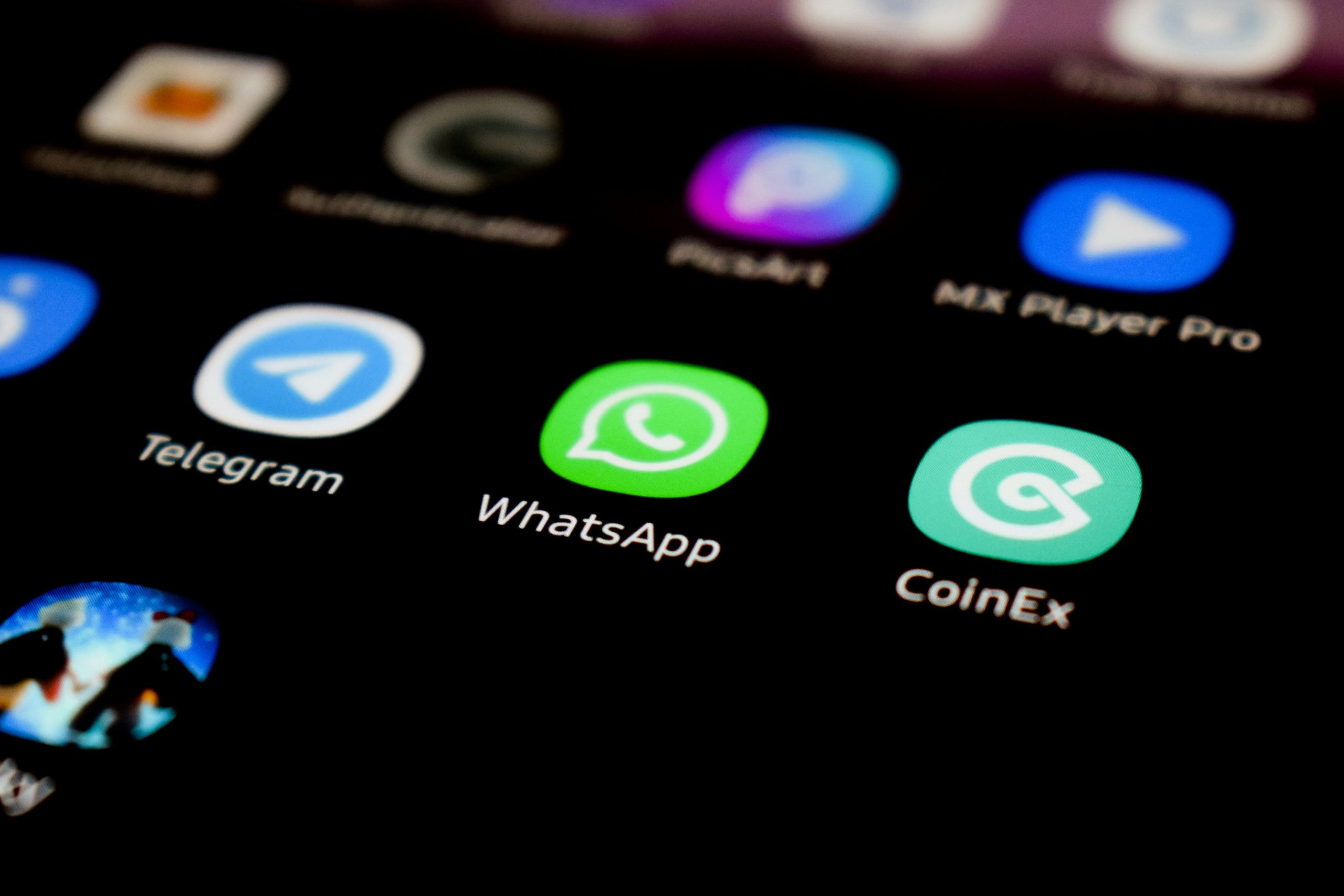 Can you change your WhatsApp chat background?